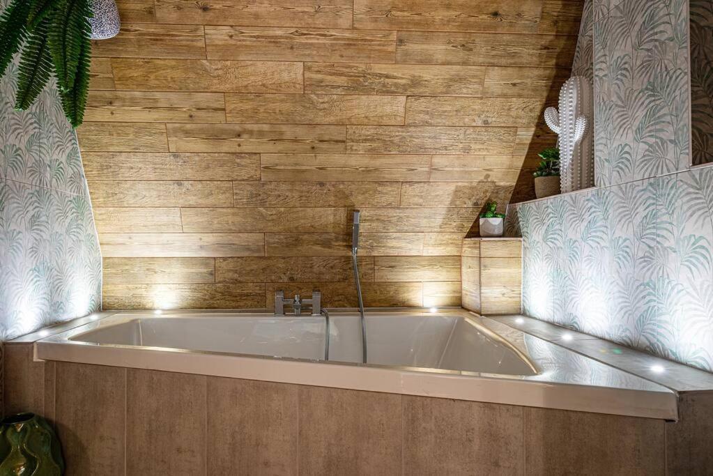 Style & Opulence In Georgian Chapel W Parking Apartman Bath Kültér fotó