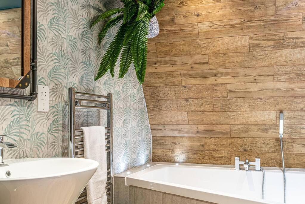 Style & Opulence In Georgian Chapel W Parking Apartman Bath Kültér fotó