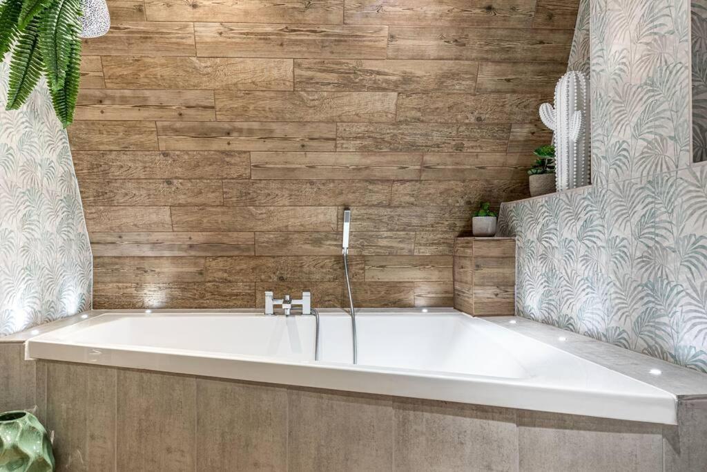 Style & Opulence In Georgian Chapel W Parking Apartman Bath Kültér fotó